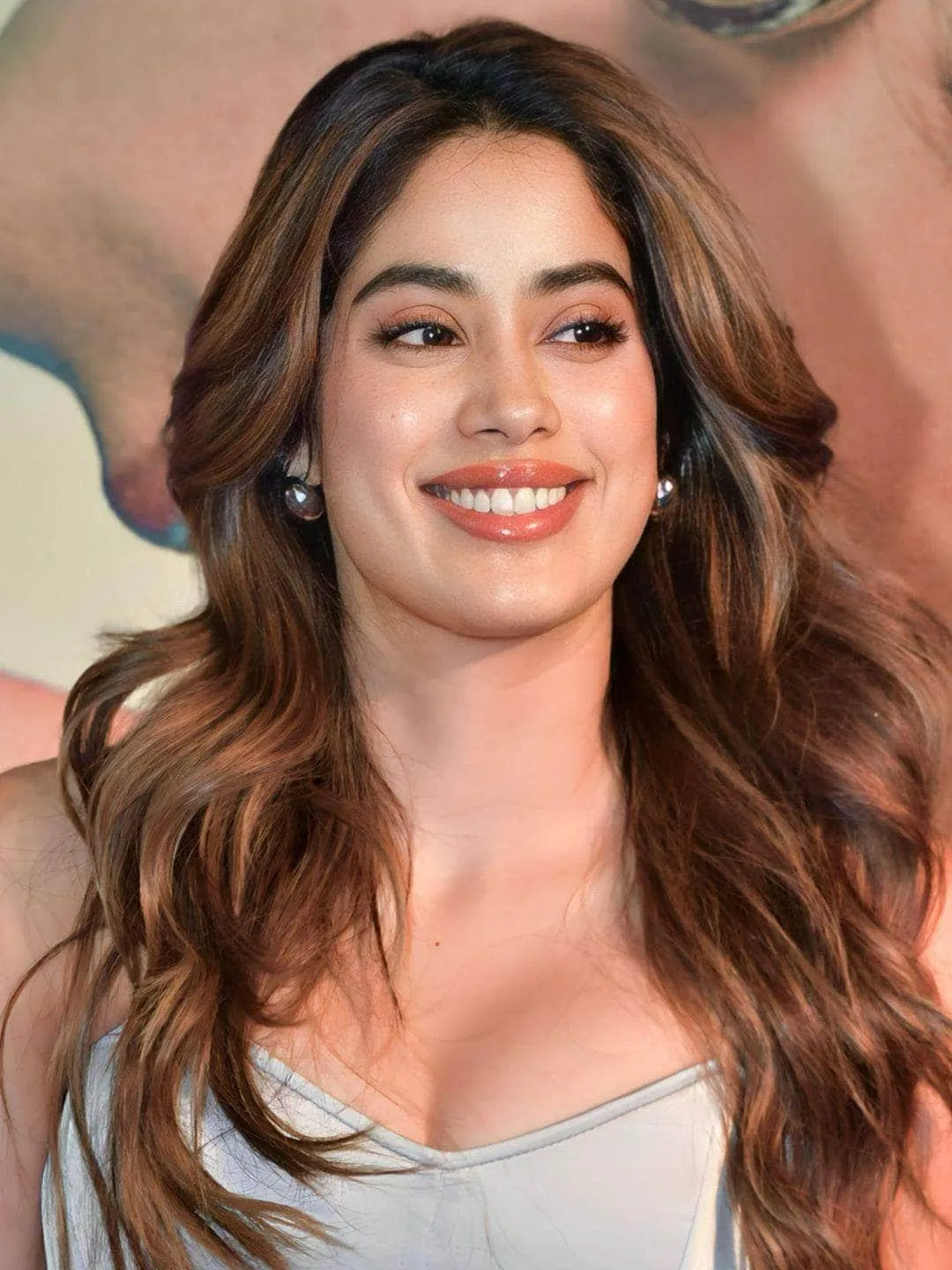 Jhanvi Kapoor In Smooth Shiny Metal Earring