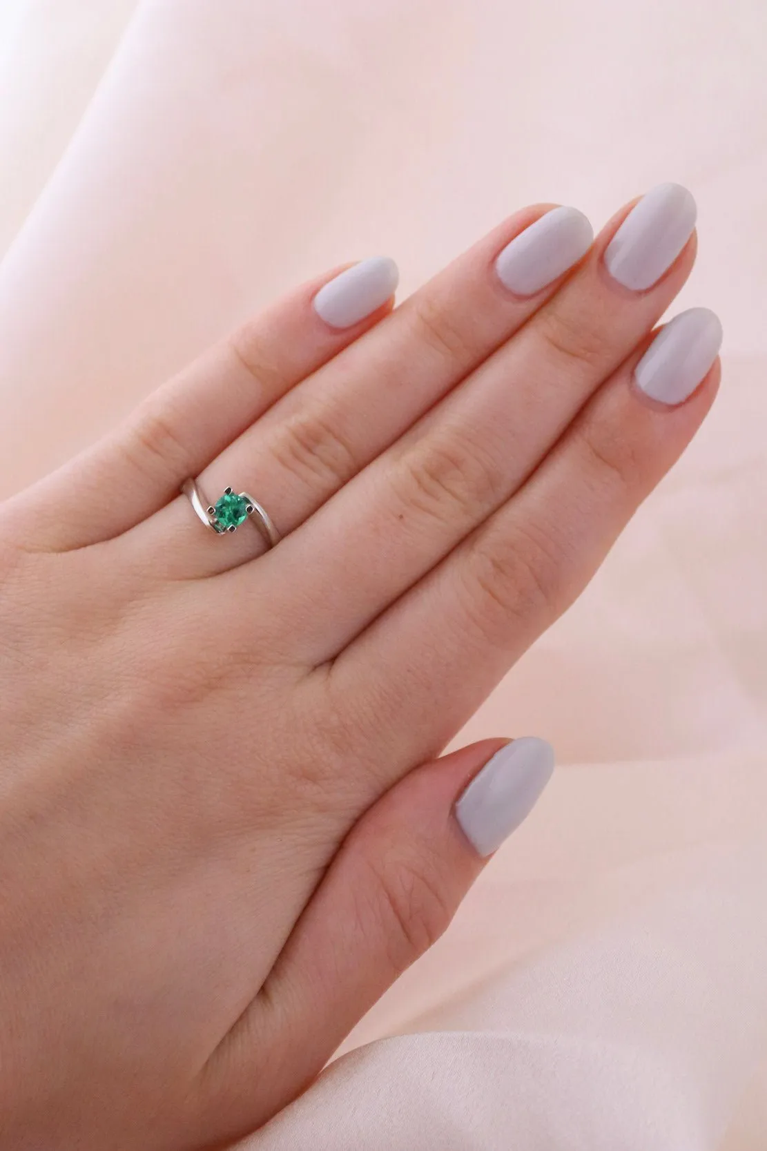 Round-Cut 18 KT White Gold Emerald Ring