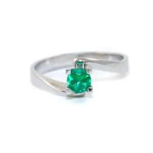 Round-Cut 18 KT White Gold Emerald Ring