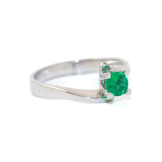 Round-Cut 18 KT White Gold Emerald Ring