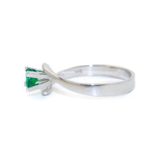 Round-Cut 18 KT White Gold Emerald Ring