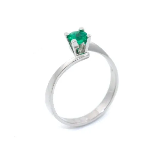 Round-Cut 18 KT White Gold Emerald Ring