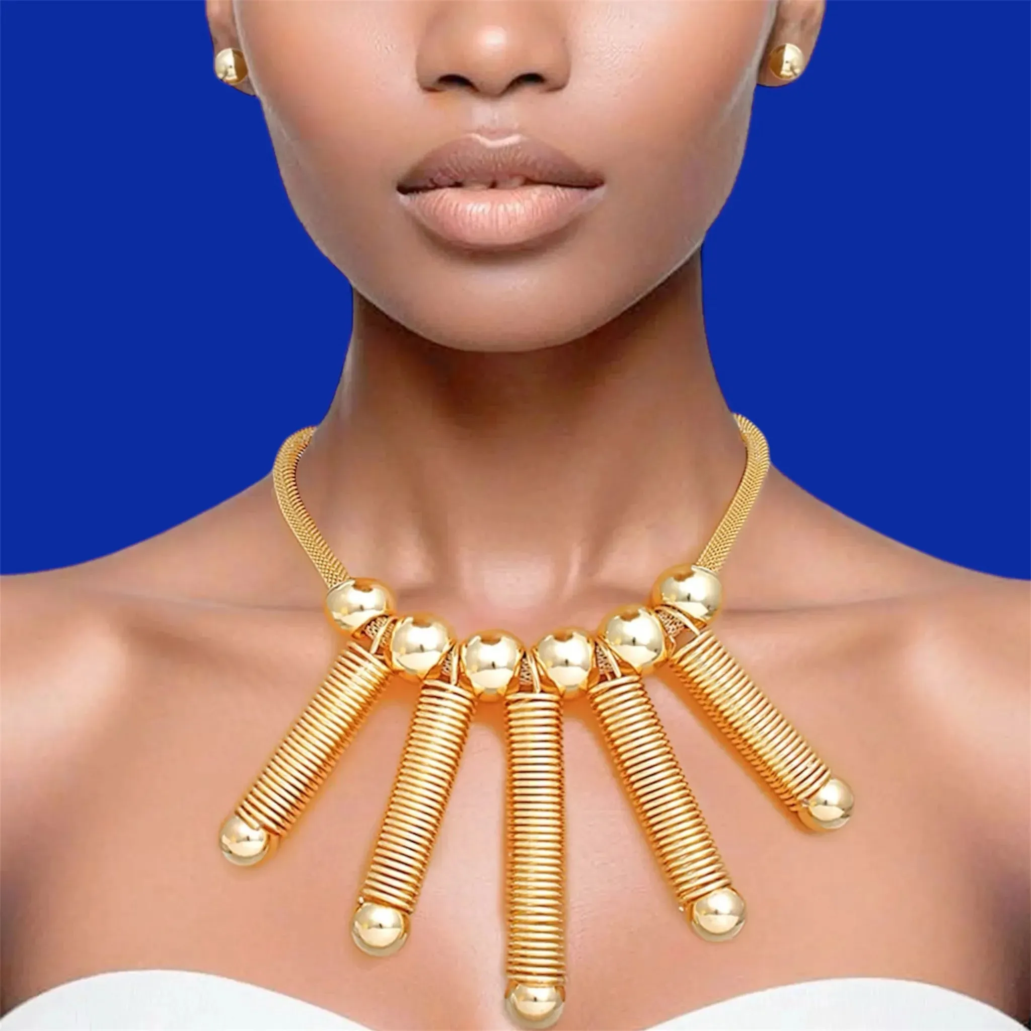 Striking Gold Statement Necklace with Modern Geometric Design - Perfect for Special Occasions